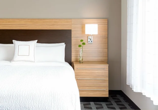 جناح بسرير كوين بغرفة نوم واحدة مع أريكة، Towneplace Suites San Mateo Foster City 2/4