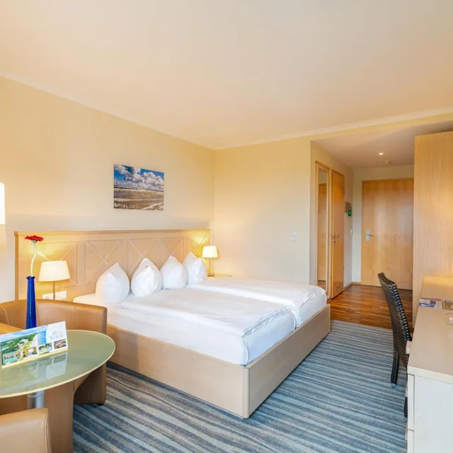 غرفة بسرير مزدوج بإطلالة على البحيرة، Strandhotel Seerose 1/5