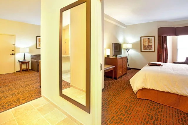 جناح بسرير كينج بإطلالة على المسبح بشرفة بمطبخ، Hampton Inn And Suites el Paso Airport 3/8