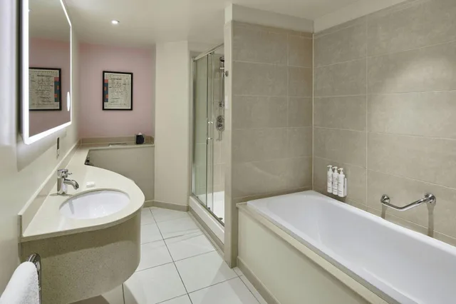 غرفة ديلوكس بسرير كوين، Manchester Piccadilly Hotel 3/3