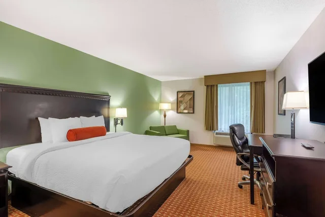 غرفة قياسية بسرير كينج، Best Western Plus Hopewell Fort Lee 2/4