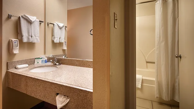 غرفة قياسية بسريرين كوين، SureStay Plus by Best Western San Antonio Fiesta Inn 4/4