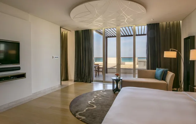 جناح بسرير كينج بإطلالة على البحر بشرفة، Park Hyatt Abu Dhabi Hotel & Villa - Saadiyat island 3/8