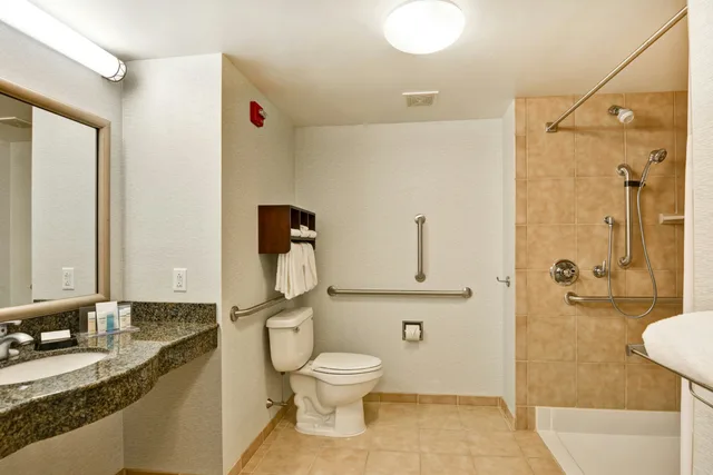 غرفة بسرير كينج لذوي الإعاقة، Hampton Inn and Suites Wilkes-Barre Scranton 4/6