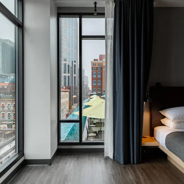 غرفة بسرير كينج بحوض استحمام لذوي الإعاقة، Moxy Nashville Downtown 2/2