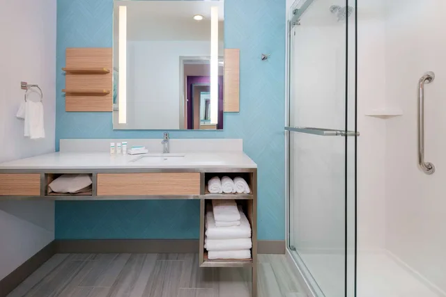 غرفة بسرير كينج بإطلالة بحوض استحمام لذوي الإعاقة، Hilton Garden Inn Panama City Airport, FL 2/4