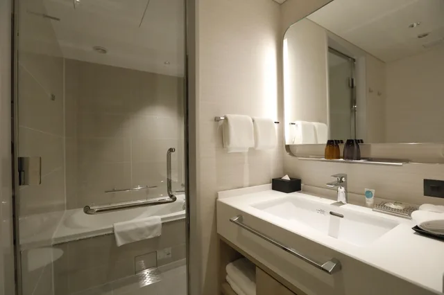 غرفة بسريرين منفصلين بإطلالة على الحديقة مع أريكة بحوض استحمام، Hyatt Place Kyoto 8/8