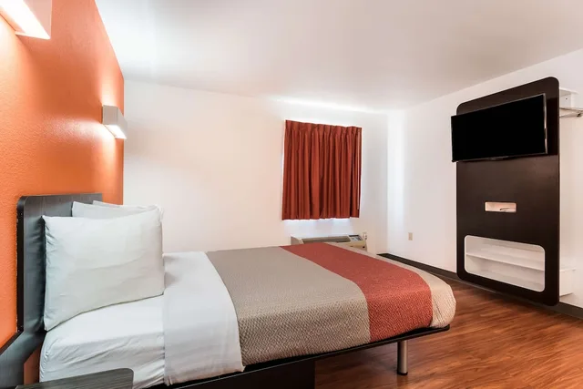 غرفة ديلوكس بسرير كينج لذوي الإعاقة، Motel6 Wilkes Barre, PA - Arena 1/10