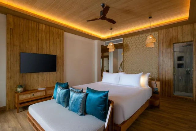 غرفة بسرير كينج بإطلالة على البحر، Sinae Phuket Luxury Hotel 2/3