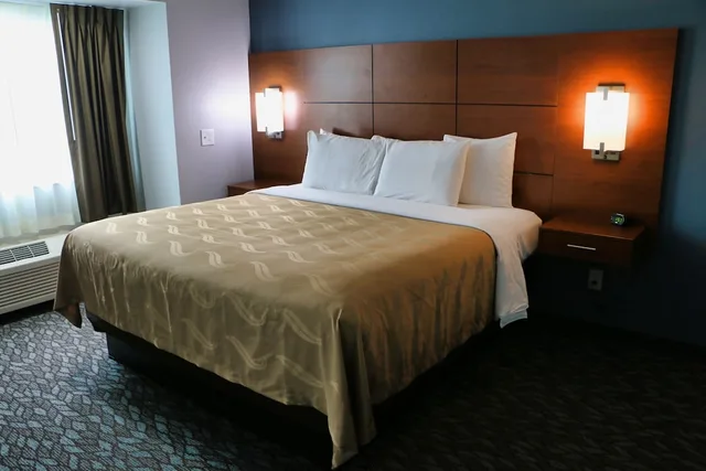 جناح بسرير كينج مع أريكة، Quality Inn and Suites Watertown Fort Drum 2/9