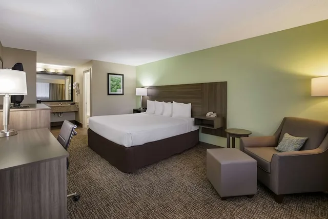 غرفة قياسية بسرير كينج بشرفة، Best Western Milton Inn 5/9