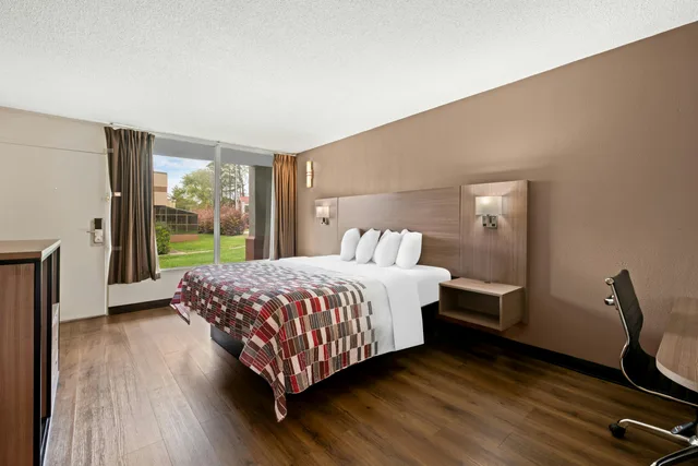 غرفة سوبيريور بسرير كينج، Red Roof Inn Charlotte - Airport 4/8