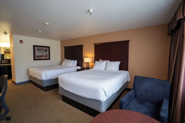 Room, 2 Queen Beds, Accessible, Ramada by Wyndham Tukwila Southcenter 4/10