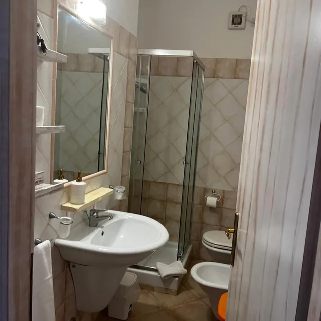 غرفة بسرير مزدوج مع سرير إضافي، Hotel Tabby 9/10