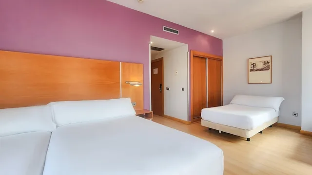 غرفة سوبيريور بسريرين منفصلين وثلاثة أسرّة بإطلالة على المدينة مع سرير إضافي، Hotel Faranda Marsol Candas, Ascend Hotel Collection 5/10