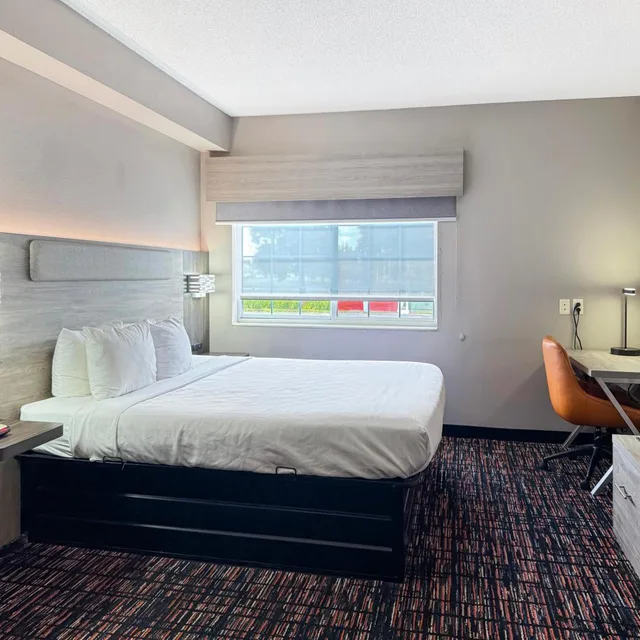 غرفة سوبيريور بسرير كينج، Reston Inn & Suites 6/10