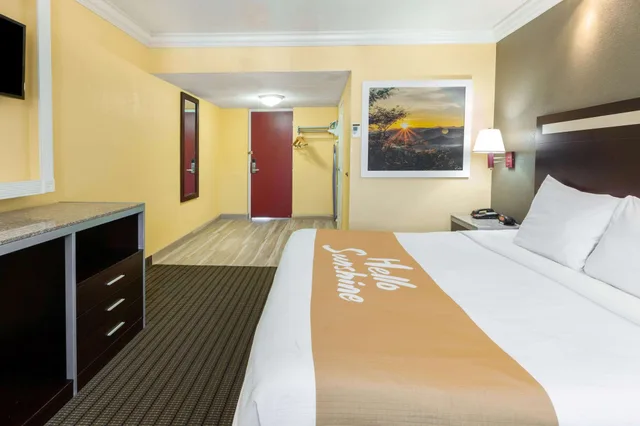 غرفة قياسية بسرير كينج، Days Inn by Wyndham Nanuet / Spring Valley 2/3