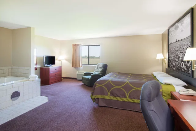 جناح بسرير كينج بجاكوزي، Super 8 Iola Ks 4/4