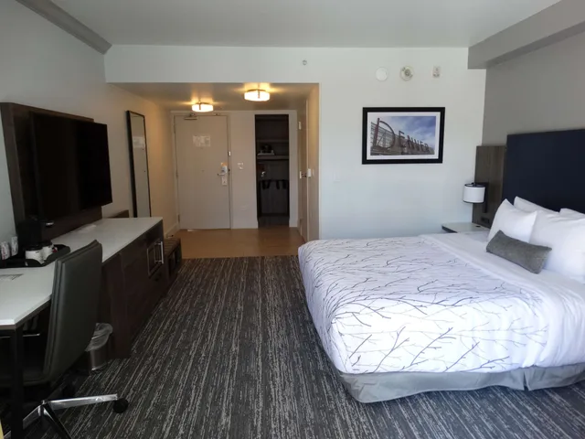 غرفة قياسية بسرير كينج بشرفة لذوي الإعاقة، Best Western Denver East 1/10