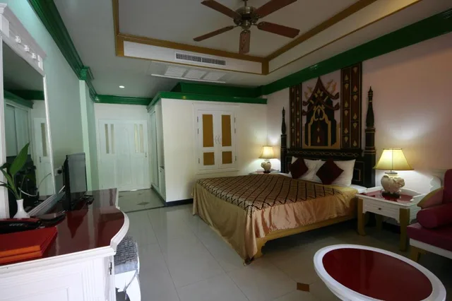 جناح بسرير مزدوج بإطلالة على المسبح، Aonang Ayodhaya Palace Beach Resort 1/2