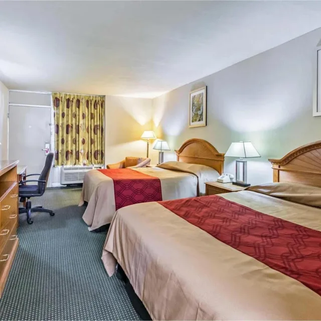 غرفة بسرير كينج وسريرين كوين بمطبخ صغير، Eco Inn Suites by Hotel O Baytown 1/4