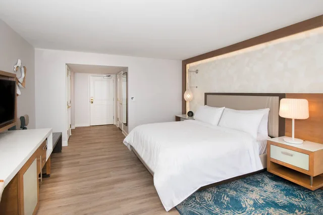 Room, King Bed, Pool View, Renaissance Newport Beach Hotel 1/1