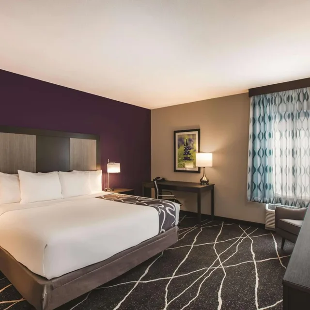 غرفة بسرير كينج بحوض استحمام لذوي الإعاقة، La Quinta Inn Ste By Wyndham Dallas Ne Arboretum 2/3