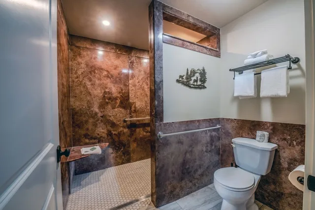 غرفة قياسية بسرير كينج يُسمح فيها بالحيوانات الأليفة، Flying Saddle Resort 2/2