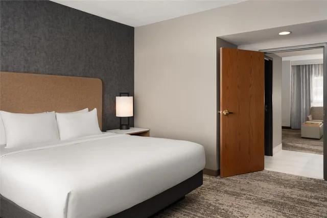 جناح بسرير كينج بغرفة نوم واحدة، Embassy Suites by Hilton at Hot Springs Convention Center 1/3
