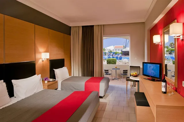 غرفة بسرير مزدوج أو سريرين منفصلين بإطلالة على الحديقة، Kipriotis Village Resort 1/3