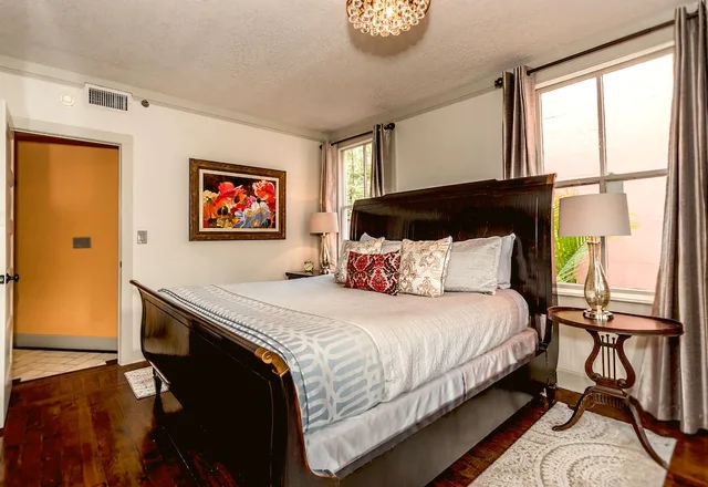 غرفة سيغنتشر بسرير كينج بحمام خاص، 44 Spanish Street Inn 1/2