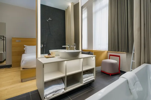 غرفة سيغنتشر بسرير كوين بحوض استحمام، MAISON NO 10/10
