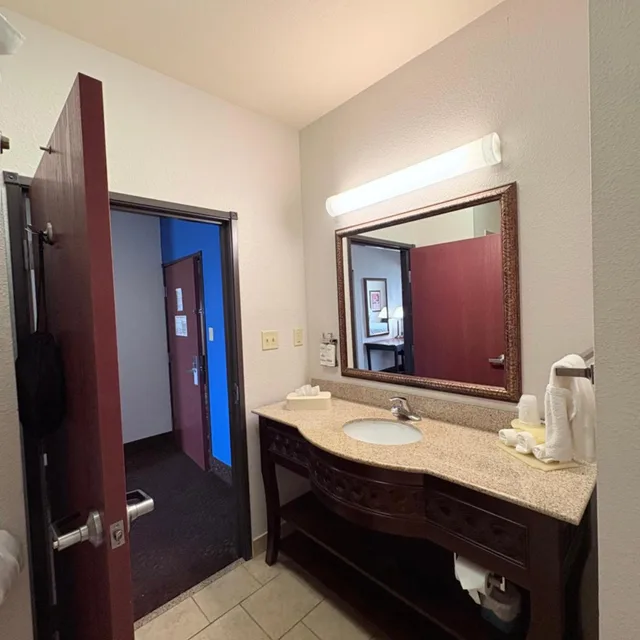 جناح بسرير كينج بحوض استحمام لذوي الإعاقة، Holiday Inn Express Hotel Suites Terrell 2/2