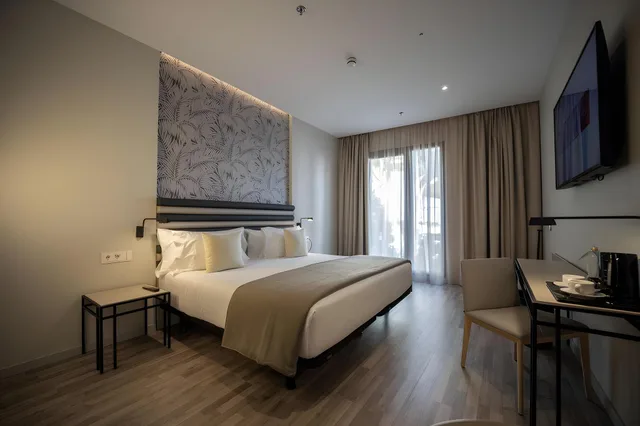 غرفة ديلوكس ثلاثية بسرير مزدوج وسرير فردي، Abba Sevilla Hotel 2/2
