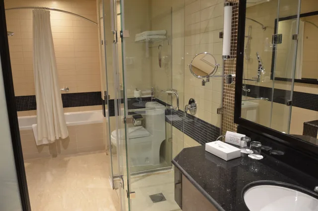 جناح جونيور بسرير كينج بمنطقة جلوس، كراون بلازا الخبر(Crowne Plaza Al Khobar) 5/5