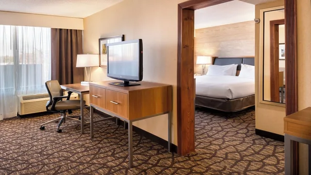 جناح بسرير كينج، Holiday Inn Hotel Suites Warren 3/3