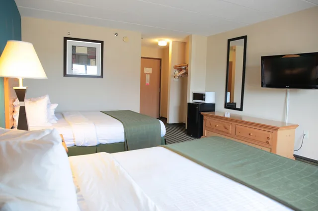 غرفة قياسية بسريرين كوين، American Inn and Suites Peosta, IA 2/3