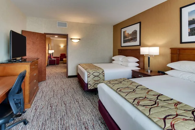 جناح بسريرين كوين بغرفتين مع أريكة في طابق مرتفع، Drury Inn and Suites Meridian 2/3
