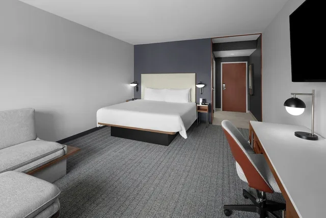 Room, King Bed, Sofa, Courtyard By Marriott Tampa Oldsmar 2/4