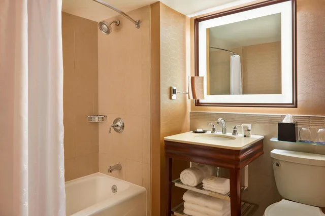 غرفة بسرير كينج بإطلالة على المسبح، SHERATON CENTRE TORONTO 2/2