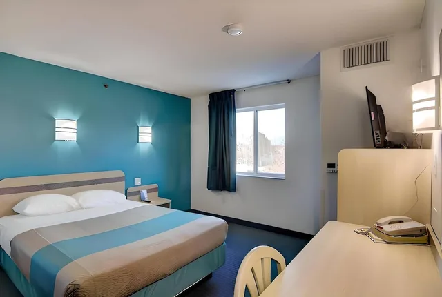 غرفة بسرير كوين لذوي الإعاقة، Econo Lodge Menomonie WI 4/10
