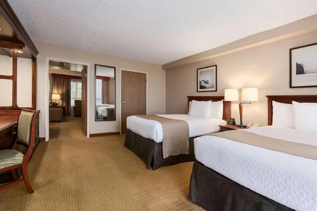 جناح بسريرين مزدوجين بغرفة نوم واحدة مع أريكة لذوي الإعاقة، Embassy Suites by Hilton San Francisco Airport Oyster Point 2/5