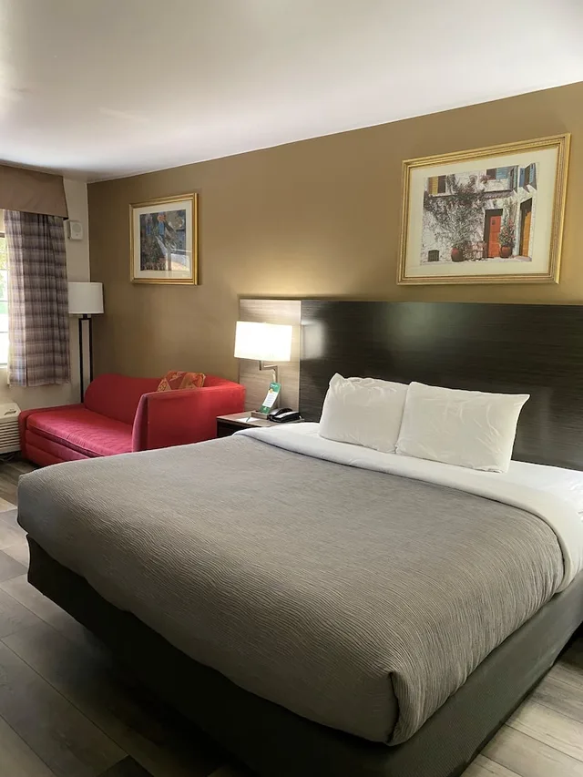 غرفة بسرير كينج مع أريكة يُسمح فيها بالحيوانات الأليفة، Quality Inn & Suites Goodyear - Phoenix West 3/10