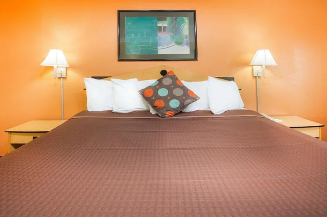 غرفة قياسية بسرير كينج للمدخنين، Days Inn By Wyndham Alma 2/4