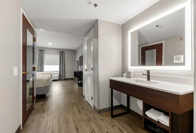 جناح بسرير كينج بغرفة نوم واحدة بمطبخ، Hawthorn Suites By Wyndham College Station 10/10
