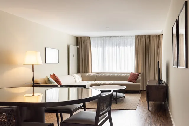 شقة سوبيريور بسريرين منفصلين وسرير كينج بشرفة بغرفتي نوم مع أريكة، Ema House Serviced Apartments Seefeld 7/10
