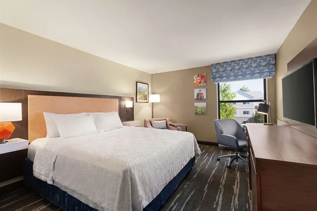 غرفة قياسية بسريرين كوين، Hampton Inn Tracy 1/3