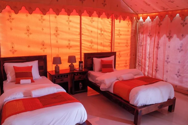 خيمة فاخرة بسرير كوين وسرير فردي، Dynasty Desert Camp 3/10