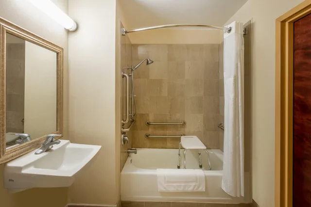 غرفة بسرير مزدوج لذوي الإعاقة، Holiday Inn Express & Suites North East (Erie I-90 Exit 41) 4/4