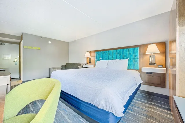 غرفة بسرير كينج مع أريكة، Hampton Inn St. Louis - Westport 5/9